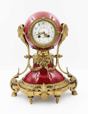 Каминные часы с двумя канделябрами